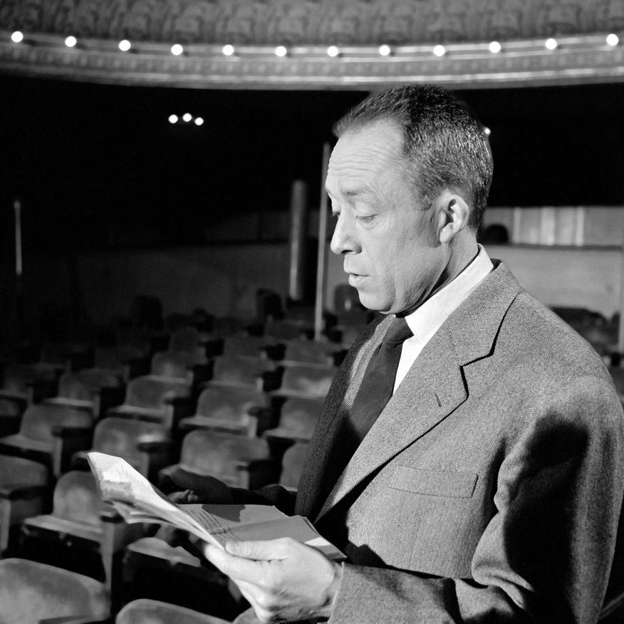 Camus au Théâtre Antoine durant les répétitions de sa pièce %22Les possédés%22 pour l'émission télévisée %22Gros plan%22