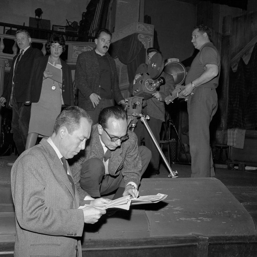 Camus et le Pierre Cardinal pendant le tournage de l'émission %22Gros plan%22 au Théatre Antoine