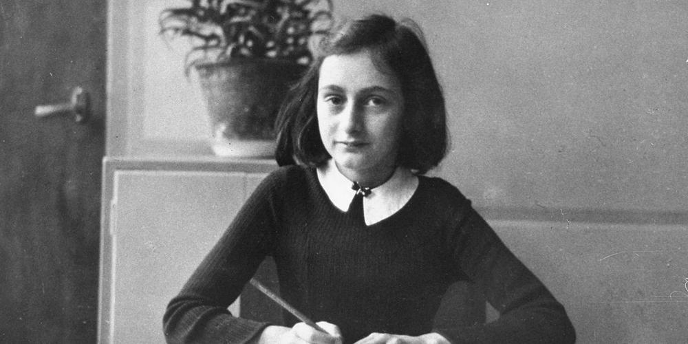 This photo taken in 1940 shows Anne Frank at the age of 12 years, sitting at her desk at the Montessori school in Amsterdam. AFP original / HO ( x )